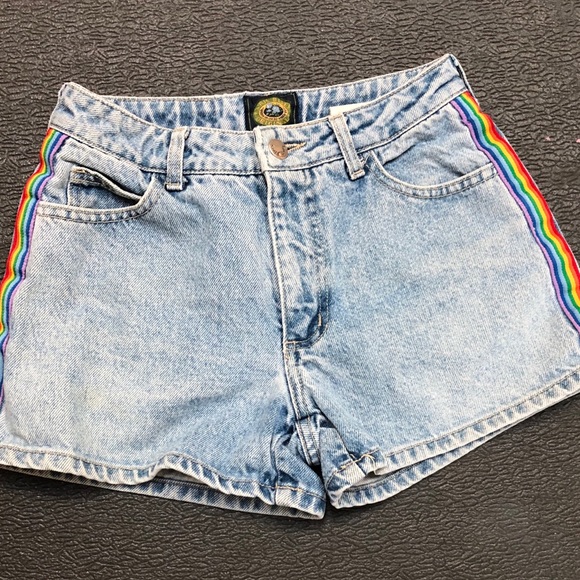 SOLD🍀 Light wash rainbow denim shorts - Picture 1 of 2